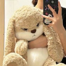 Peluche lapin blanc beige avec longues oreilles, ventre blanc et visage fâché brodé avec yeux et nez noirs