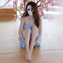 Masque blanc de soirée halloween pour adulte avec design en ligne noire porté lors d un bal masqué