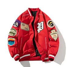 Blouson jacket baseball homme rouge vif avec écussons brodés et coupe confortable style varsity avec bordure blanche