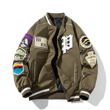Blouson jacket baseball homme kaki avec écussons brodés colorés et coupe confortable style varsity
