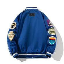 Blouson jacket baseball homme bleu en satin avec écussons brodés colorés sur les manches et coupe confortable style varsity