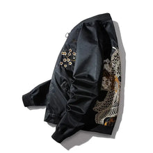 Veste blouson bomber dragon en satin noir avec broderies florales or et blanches sur l epaules et dragon sur la manche parfaite pour deguisement carnaval et magasins de jouets