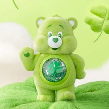 Figurine nounours câlin vert avec fenêtre ronde contenant des trèfles scintillants boîte mystère pop mart