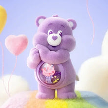 Nounours câlin violet en peluche avec fenêtre ventrale transparente montrant un cupcake dans la boîte mystère figurines nounours pop mart