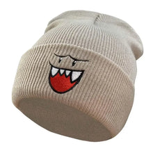 Beige bonnet brodé fantôme adulte unisexe en maille côtelée avec bouche cartoon rouge et blanche aux tenues dautomne