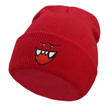 Bonnet brodé fantôme rouge en maille avec visage cartoon brodé aux dents pointues pour adulte unisexe aux tenues d’automne