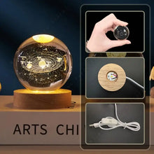 Lampe boule en verre gravé 3D avec design système solaire illuminé sur socle bois naturel de 5 cm