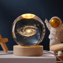 Lampe boule en verre gravé 3d avec motif galaxie dorée sur socle bois naturel de 5 cm