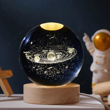 Lampe boule en verre gravé 3d noire avec orbits planétaires illuminés sur socle bois de 5 cm