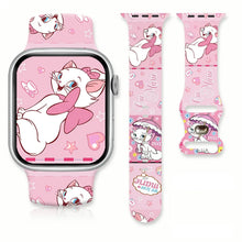 Bracelet apple watch en silicone rose avec motif répété de marie cat des aristochats étoiles coeurs et nom cursif