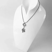 Breloque dragon noir en argent 925 avec zircon pendante sur chaîne et accent circulaire noir sur le pourtour