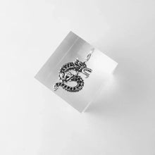 Breloque dragon noir en argent 925 avec zircon et détail de pierre noire sur pendentif dragon argenté poli