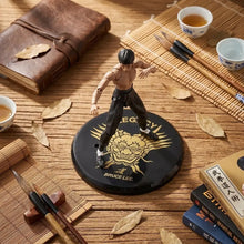 Figurine bruce lee legacy 50th noire et dorée sur socle circulaire avec dragon doré, figurine bruce lee collector