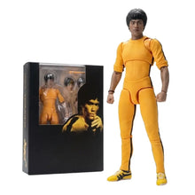 Figurine bruce lee legacy 50th en uniforme orange et noir avec sculpture détaillée à côté de son emballage