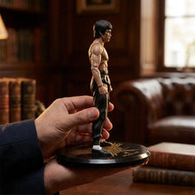Figurine bruce lee legacy 50th détaillée en pose martiale classique avec pantalon noir et ceinture blanche sculptée