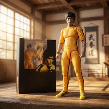 Figurin bruce lee legacy 50th noir et tan en pose darts martiaux dynamique sur socle circulaire noir