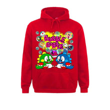 Sweatshirt capuche bubble bobble rouge avec un graphique coloré bubble bobble de deux personnages cartoon et bulles