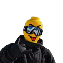 Cagoule intégrale en lycra à visage humoristique avec bandeau jaune en forme de brique lego et lunettes de ski noires reflet montagne