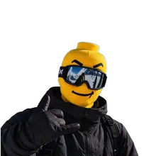 Cagoule intégrale en lycra à visage humoristique jaune avec lunettes de ski noires et motif tête de lego souriante