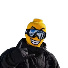 Cagoule intégrale en lycra à visage humoristique jaune en forme de brique lego avec lunettes de ski noires et sourire