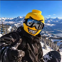 Cagoule intégrale en lycra jaune avec visage humoristique, casque de snow lego et lunettes de ski noires