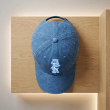 Casquette care bears en jean bleu avec un petit motif care bears brodé sur le devant ajustable style baseball