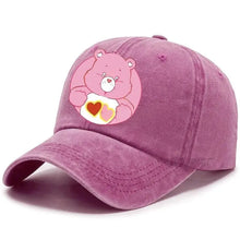 Casquette care bears ajustable style baseball en tissu violet avec un care bear rose joyeux tenant deux cœurs sur le devant