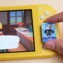 Carte nfc animal crossing bleue et blanche avec apollo le aigle en costume noir et bec orange dans cartes nfc collection