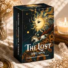 Jeu de cartes tarot anglais the lost arcana avec soleil céleste à cheveux dorés et cavalier sur fond cosmique bleu profond