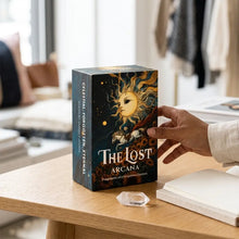 Boîte rectangulaire du jeu cartes tarot anglais the lost arcana avec un soleil illustré et un cheval sur fond cosmique sombre