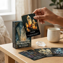 Une main tient une carte noire avec des cristaux de citrine orange du jeu cartes tarot français murmures cristal sous un ciel étoilé