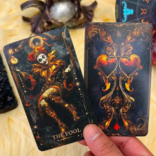 Le fou cartes tarots anglais magic arcana montre un bouffon aux cheveux rouges en veste dorée sur fond céleste