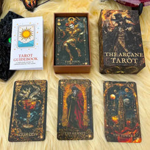 Jeu de cartes tarots anglais magic arcana avec artwork noir et or et figure dramatique en haut de forme sur fond de flammes