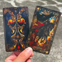 Deux cartes de tarot magic arcana, une avec des coeurs orange sur fond bleu et l’autre scène de la mort dramatique