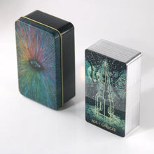 Une boîte métallique rectangulaire noire à décor oculaire irisé et doré pour cartes tarot the rider idéale pour déguisement carnaval