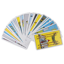 Un éventail de cartes tarots colorées avec illustrations détaillées et carte jaune de la tour du rider tarot pour déguisement carnaval