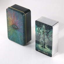 Une boîte en métal rectangulaire avec un œil irisé vibrant et des rayons colorés pour cartes rider tarot
