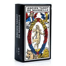 Boîte noire de cartes tarot de marseille avec illustration centrale nue entourée de cordes colorées pour développement personnel