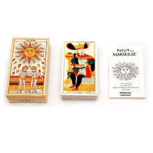 Cartes tarots de marseille avec illustrations traditionnelles or et rouge sur fond crème pour développement personnel et magasins de jouets