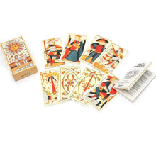 Un set de cartes tarots de marseille vintage sur papier cartonné crème avec illustrations colorées pour développement personnel
