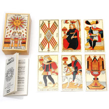 Ensemble vintage de cartes tarots de marseille en carton crème avec accents rouges et dorés pour développement personnel