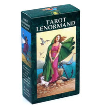 Boîte verte foncée contenant un tarot lenormand multilingue avec illustration femme tenue déguisement carnaval