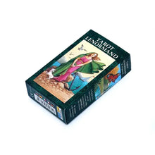 Boîte rectangulaire vert foncé pour tarot lenormand multilingue avec couverture illustrée femme en déguisement carnaval