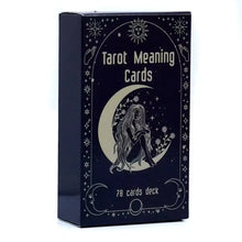 Boîte noire de cartes tarot lenormand multilingue avec illustration argentée dune femme sur lune croissante étoiles et fleurs