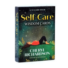 Cartes tarot lenormand multilingue en boîtier vert foncé avec lettrage doré et illustration ciel étoilé pour déguisement carnaval