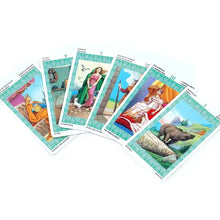Un jeu de tarot lenormand multilingue avec des cartes colorées ornées de bordures vertes pour déguisement carnaval