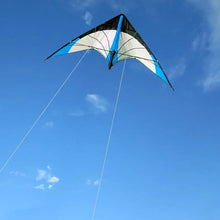 Cerf-volant acrobatique à deux lignes noir blanc et bleu avec une envergure annoncée de 120 cm pour déguisement carnaval