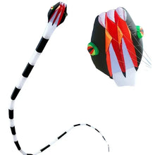 Cerf-volant serpent géant en nylon de 55 m avec corps rayé noir et blanc, accents rouge-orange, yeux verts et panneaux colorés