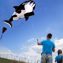 Cerf-volant orque noir et blanc avec enrouleur de 14 cm volant dans le ciel avec une bordure orange