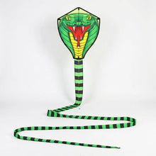 Cerf-volant serpent géant vibrant vert avec ventre jaune, langue rouge et queue rayée noir et vert